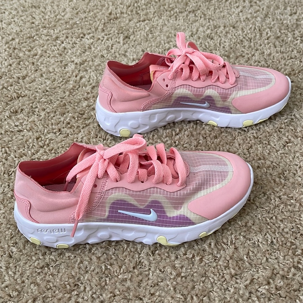 Nike size 7 women’s sneakers. Nike reform Lucent.